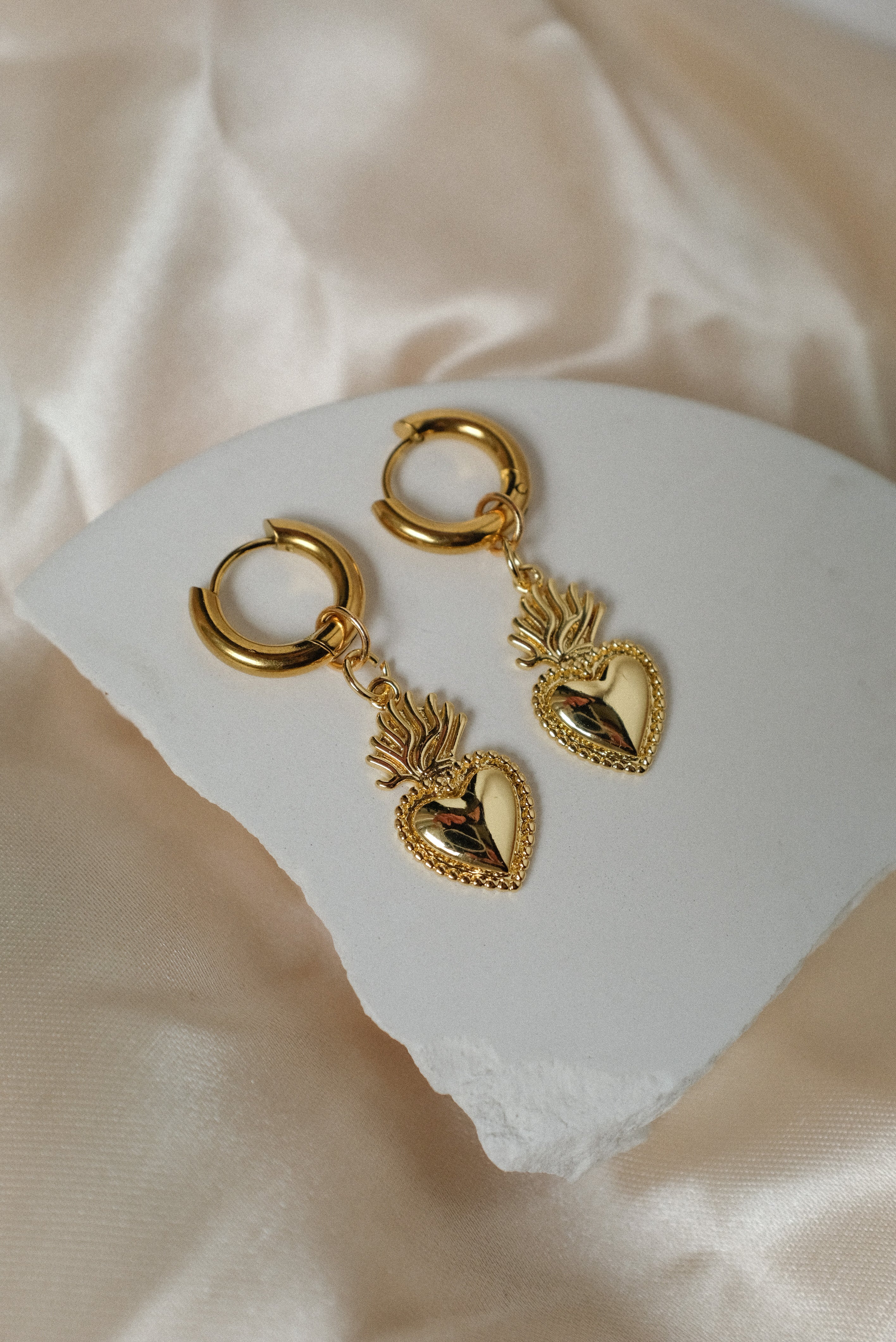 Mini Sacred Heart Hoops in Gold - Einzigartige  von Doro Hoffmann. Jetzt online bestellen!