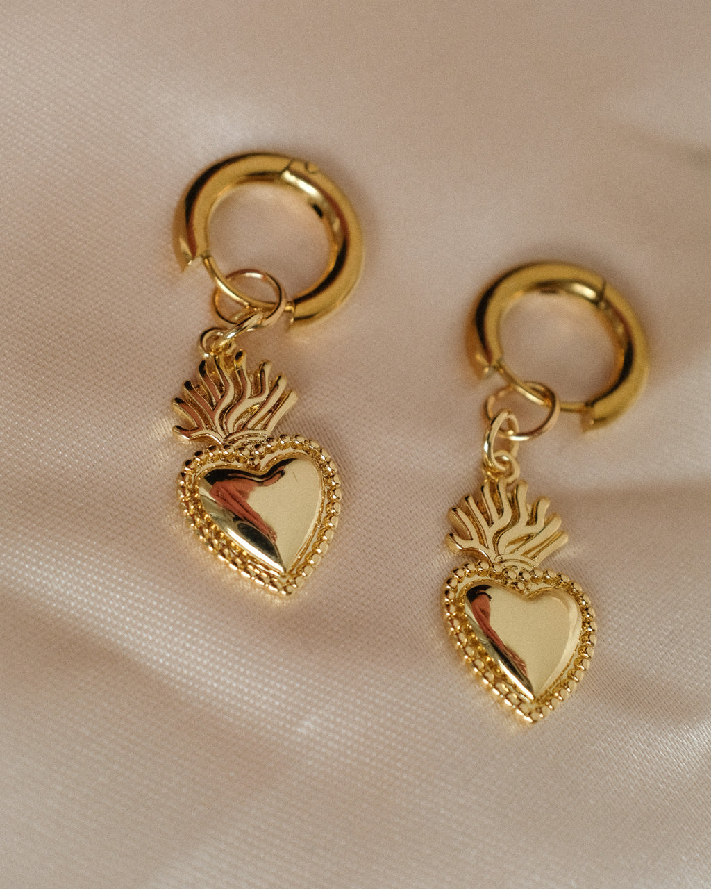 Mini Sacred Heart Hoops in Gold - Einzigartige  von Doro Hoffmann. Jetzt online bestellen!