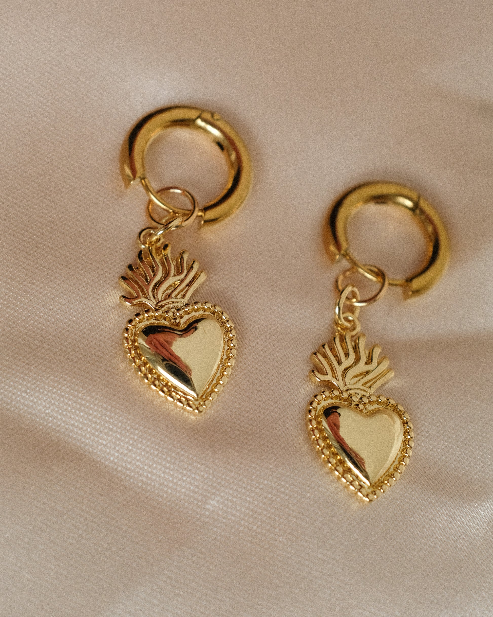 Mini Sacred Heart Hoops in Gold - Einzigartige  von Doro Hoffmann. Jetzt online bestellen!