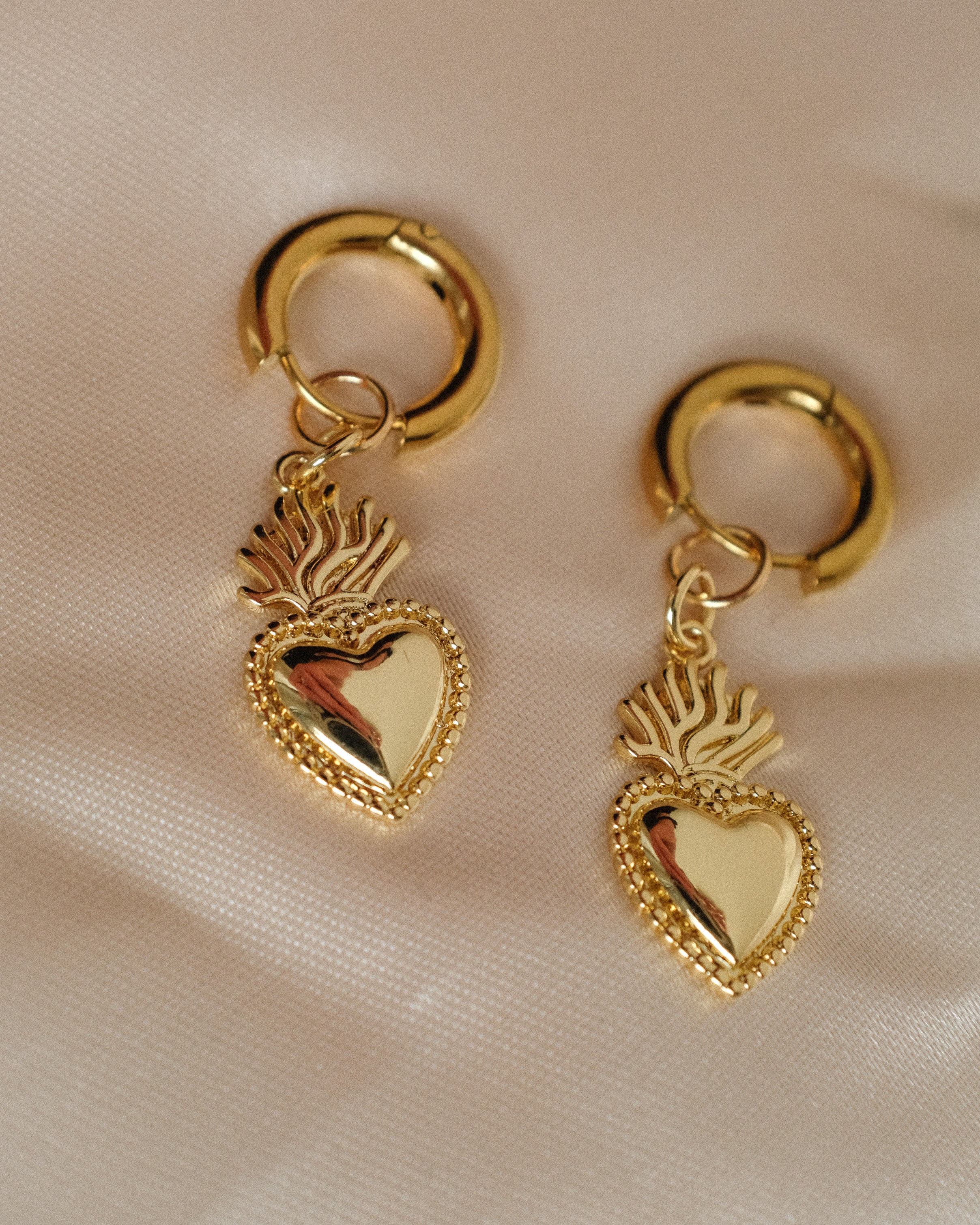 Mini Sacred Heart Hoops in Gold - Einzigartige  von Doro Hoffmann. Jetzt online bestellen!