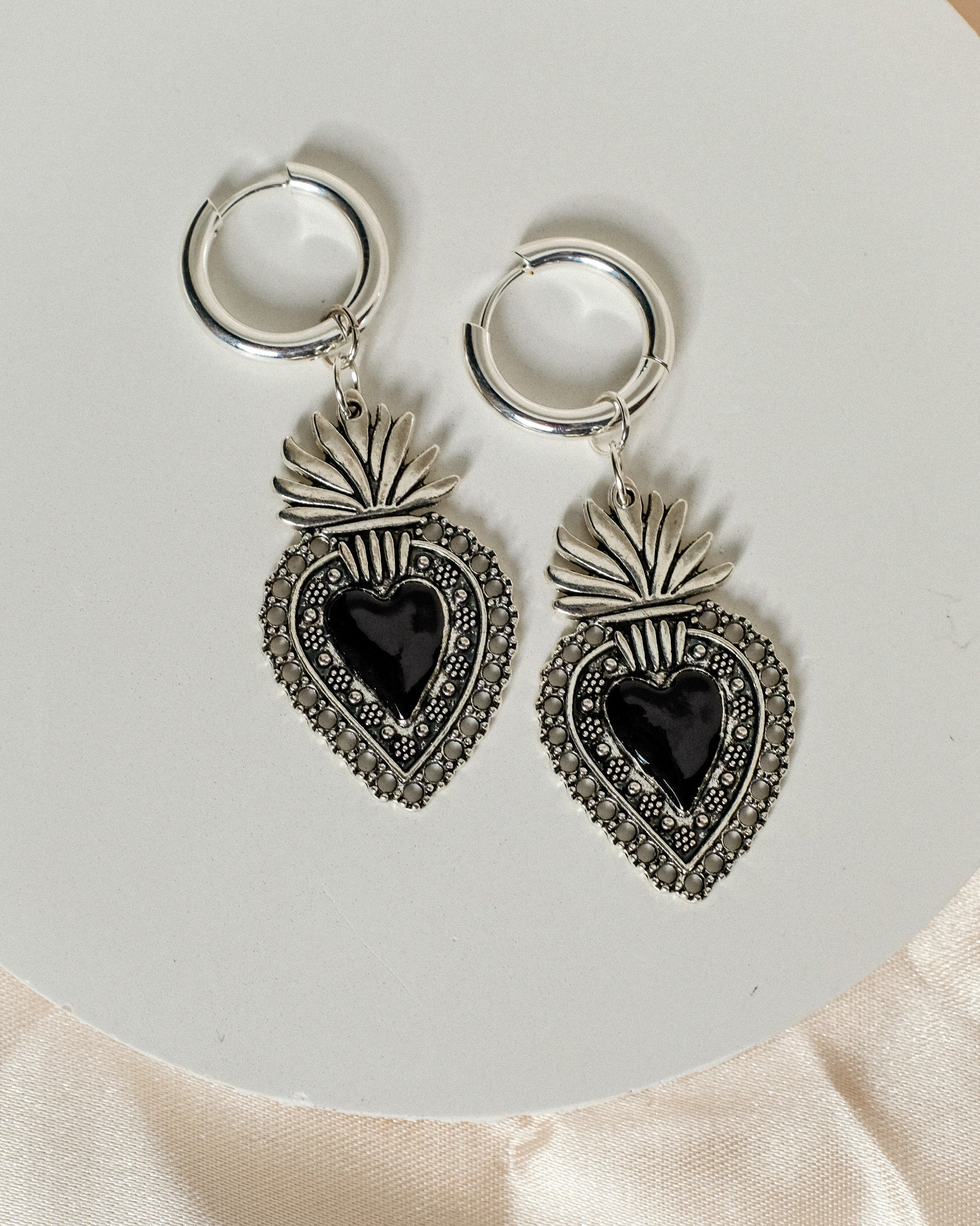 Sacred Heart Hoops in Schwarz/Silber - Einzigartige  von Doro Hoffmann. Jetzt online bestellen!