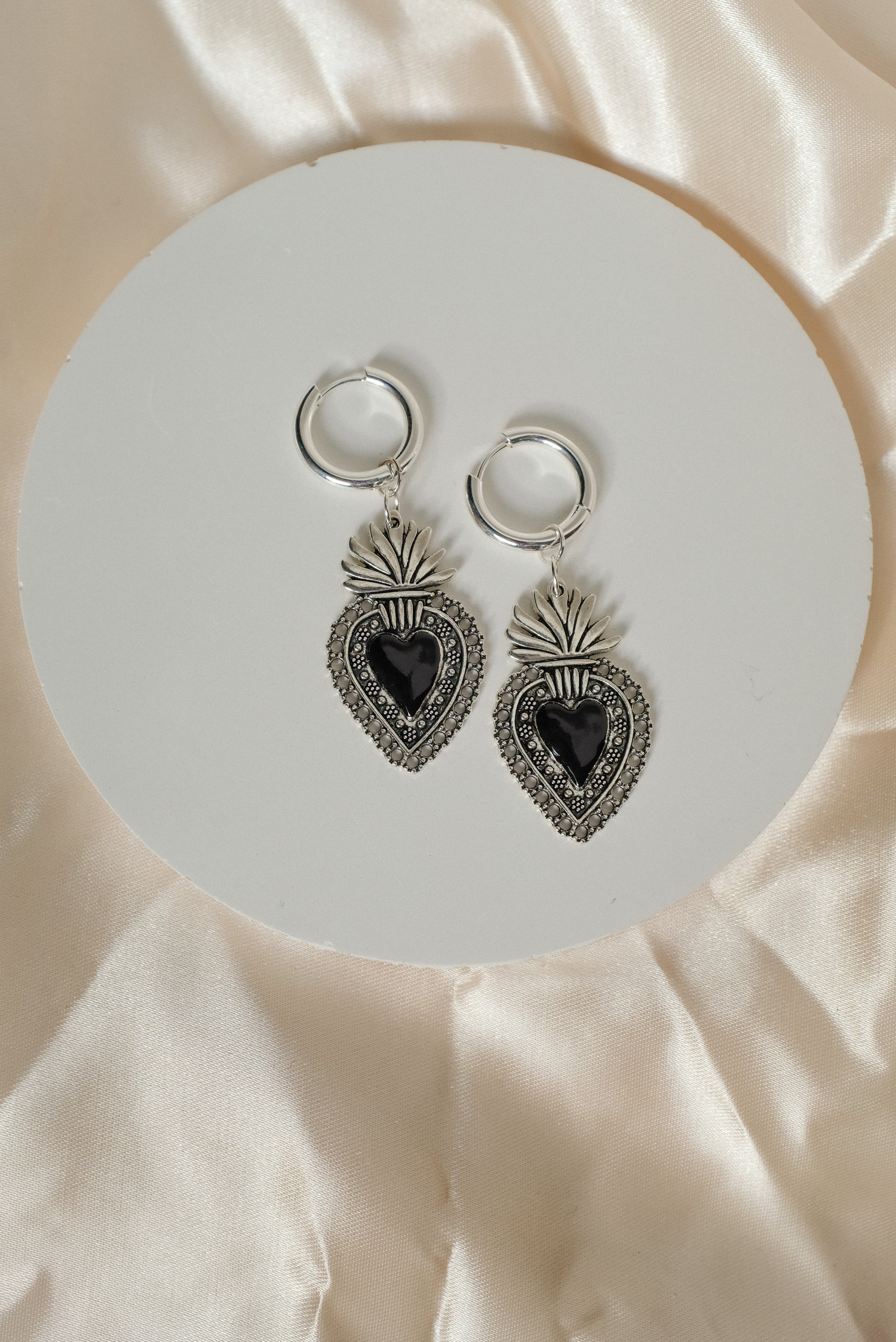 Sacred Heart Hoops in Schwarz/Silber - Einzigartige  von Doro Hoffmann. Jetzt online bestellen!