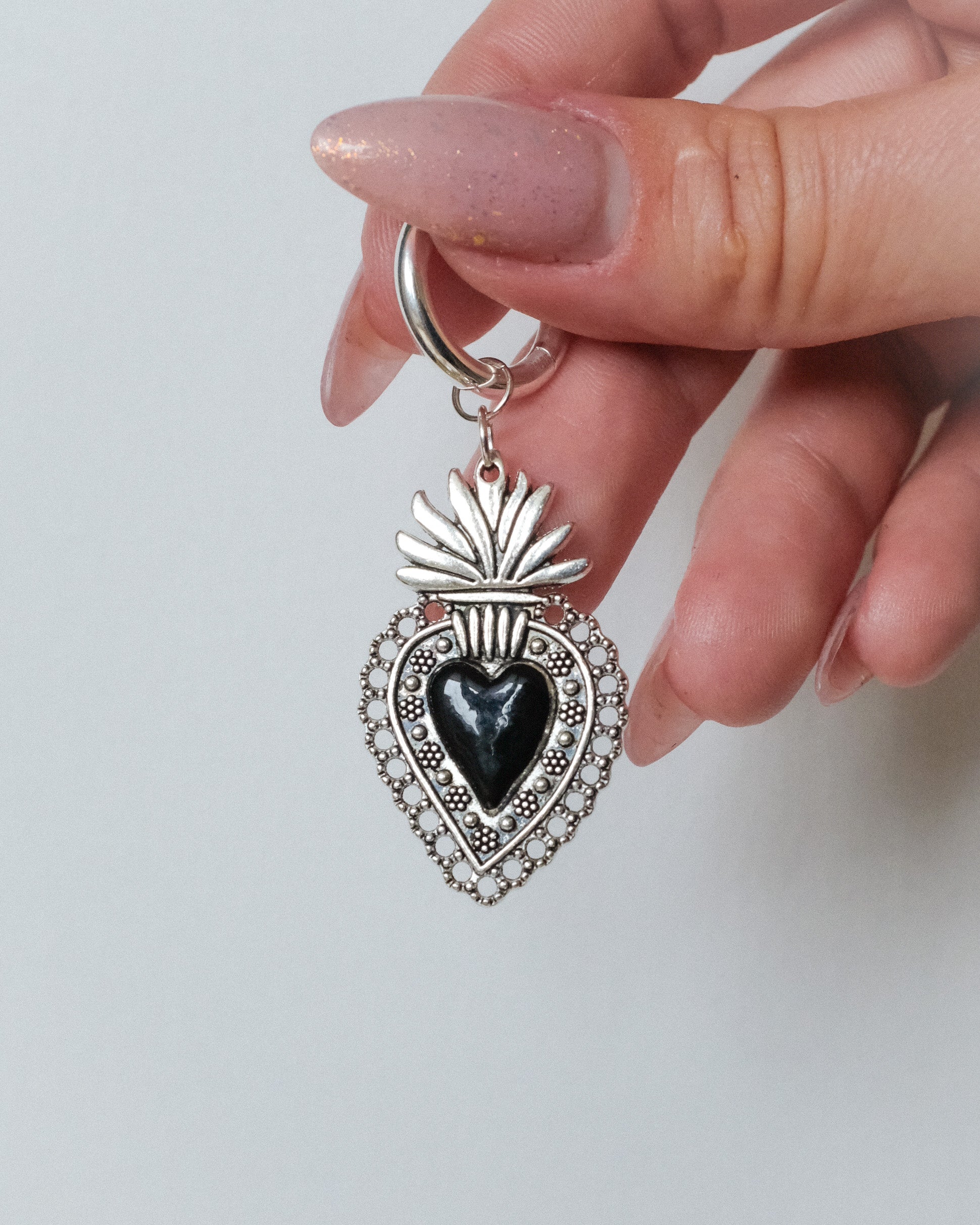 Sacred Heart Hoops in Schwarz/Silber - Einzigartige  von Doro Hoffmann. Jetzt online bestellen!