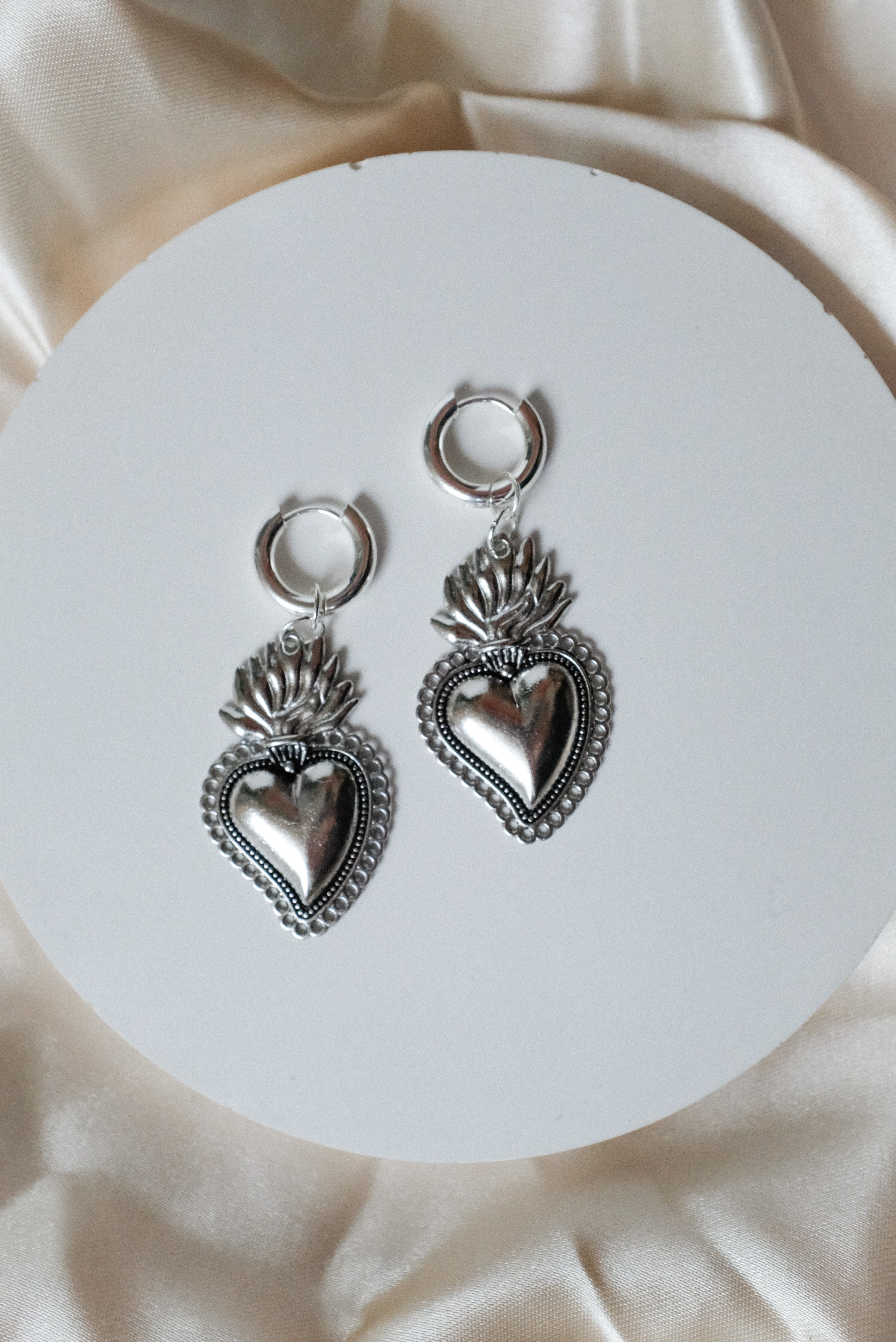 Sacred Heart Hoops in Silber - Einzigartige  von Doro Hoffmann. Jetzt online bestellen!