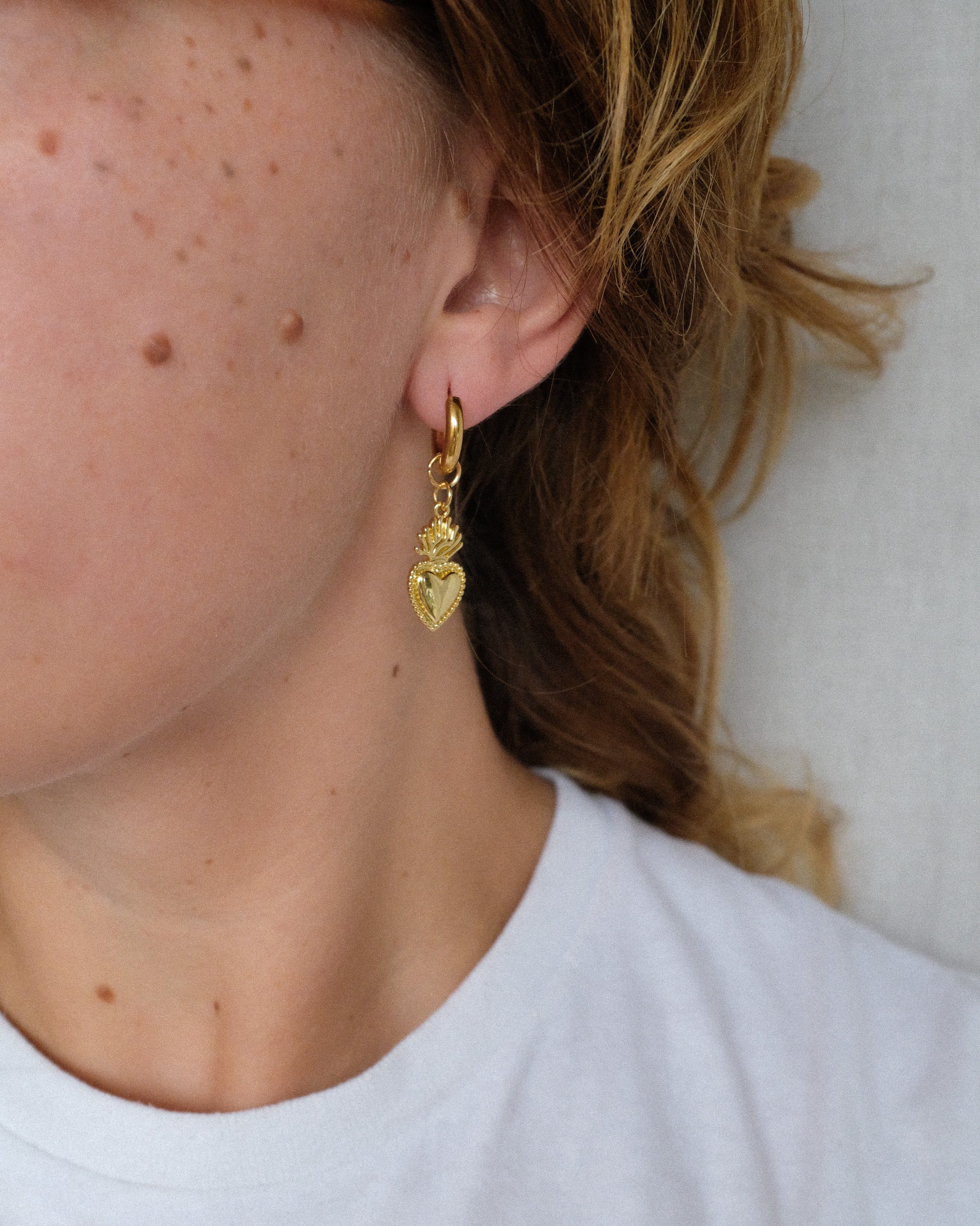 Mini Sacred Heart Hoops in Gold - Einzigartige  von Doro Hoffmann. Jetzt online bestellen!