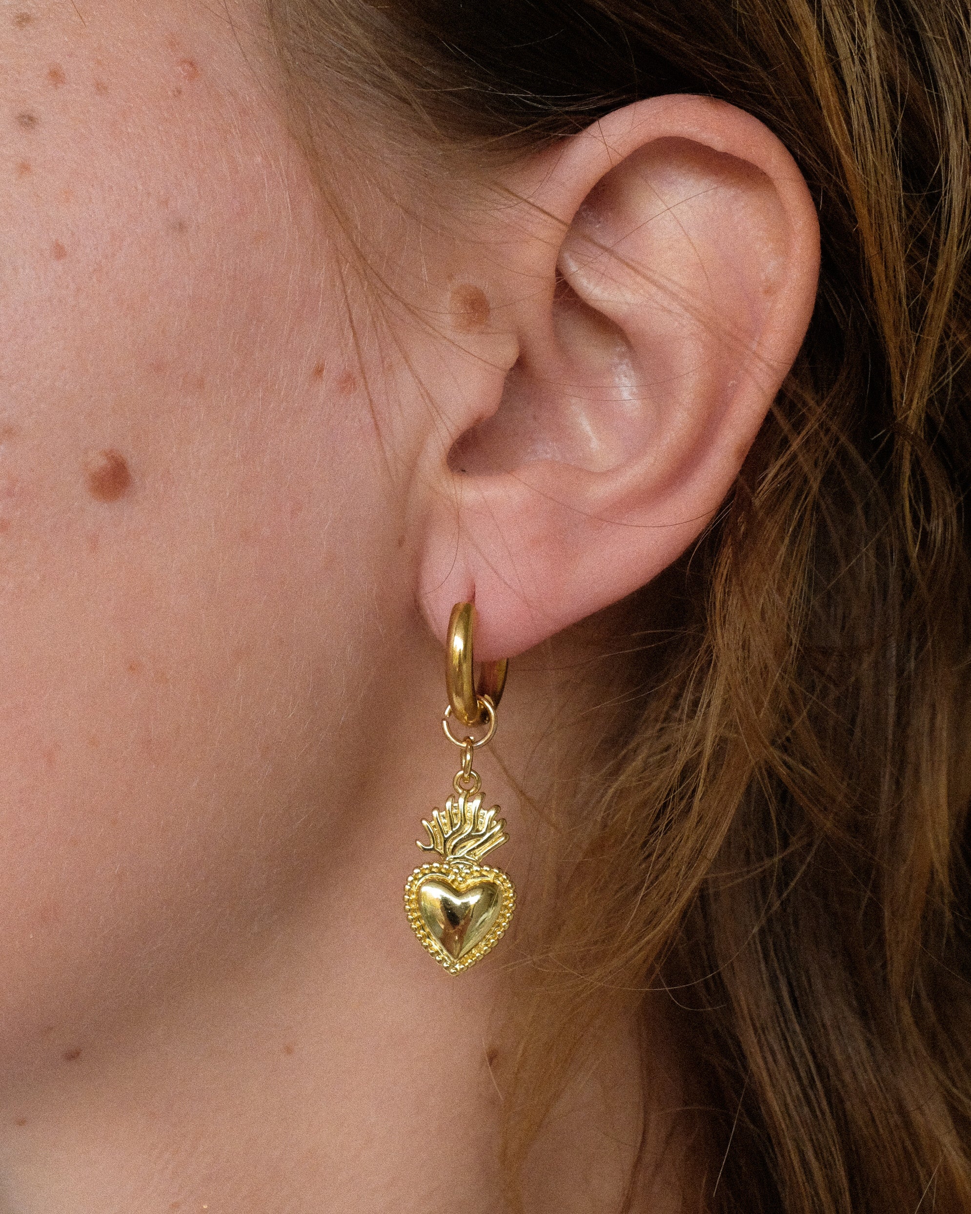 Mini Sacred Heart Hoops in Gold - Einzigartige  von Doro Hoffmann. Jetzt online bestellen!