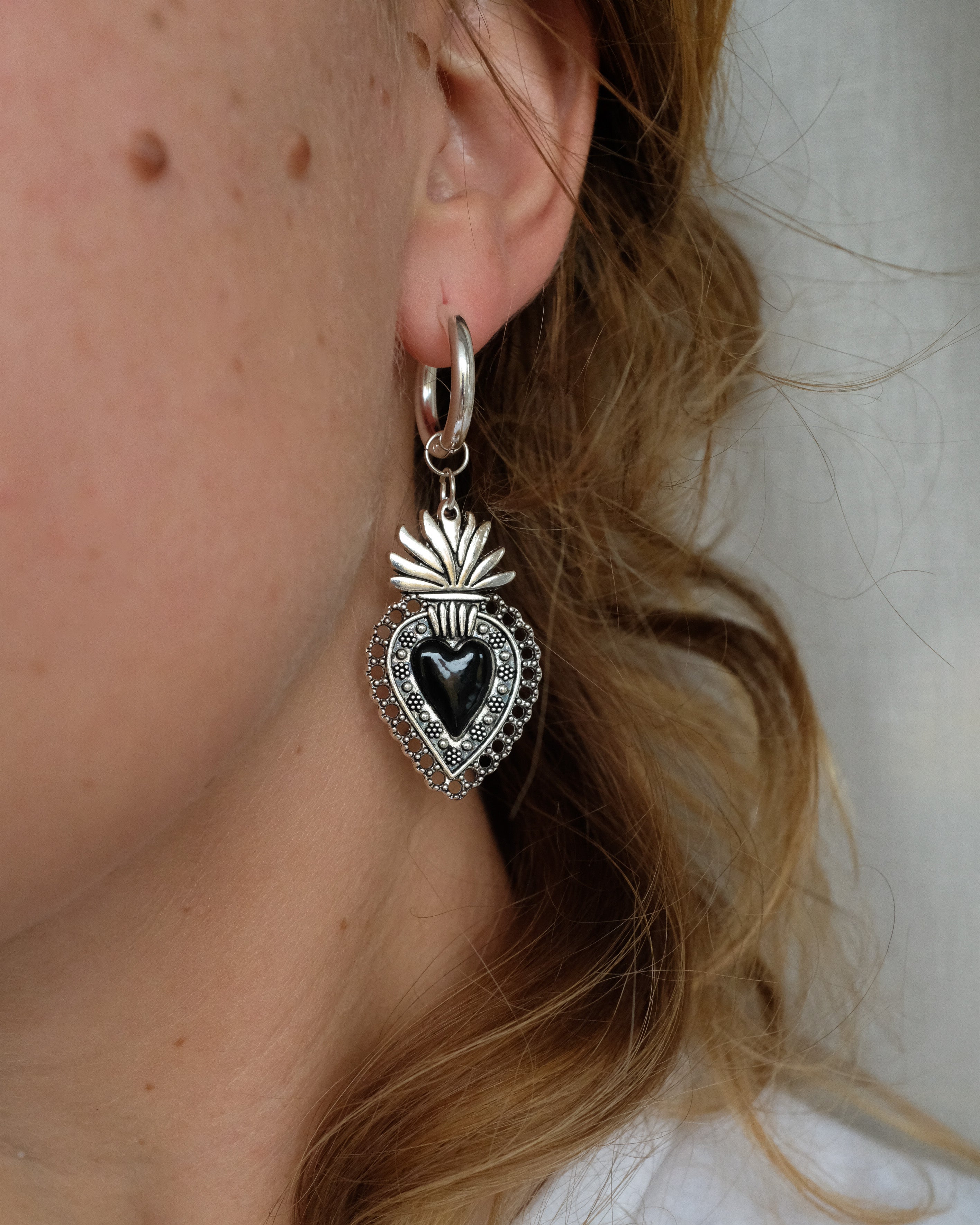 Sacred Heart Hoops in Schwarz/Silber - Einzigartige  von Doro Hoffmann. Jetzt online bestellen!