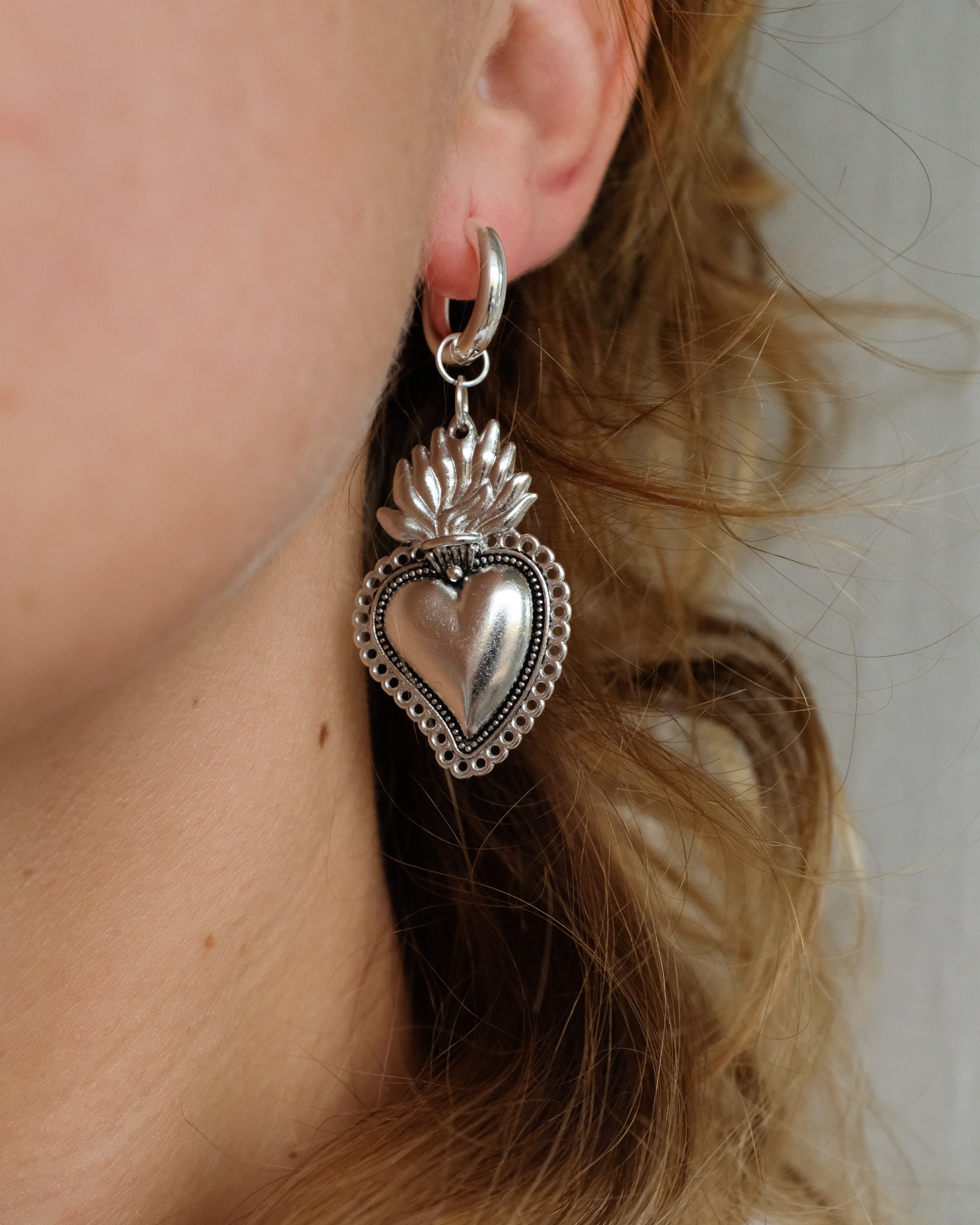 Sacred Heart Hoops in Silber - Einzigartige  von Doro Hoffmann. Jetzt online bestellen!