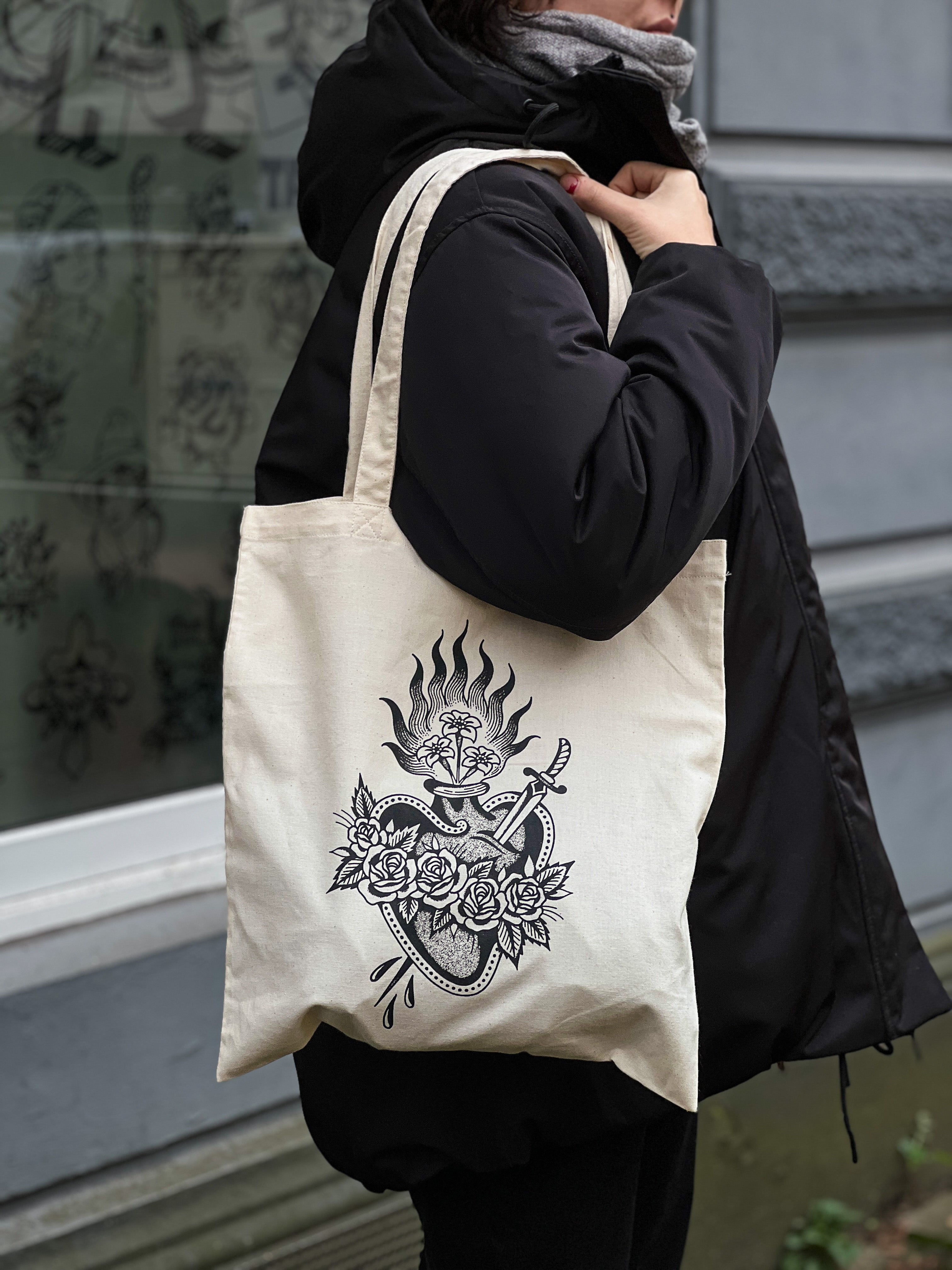 "Sacred Heart" Beutel mit Print - Einzigartige  von Doro Hoffmann. Jetzt online bestellen!