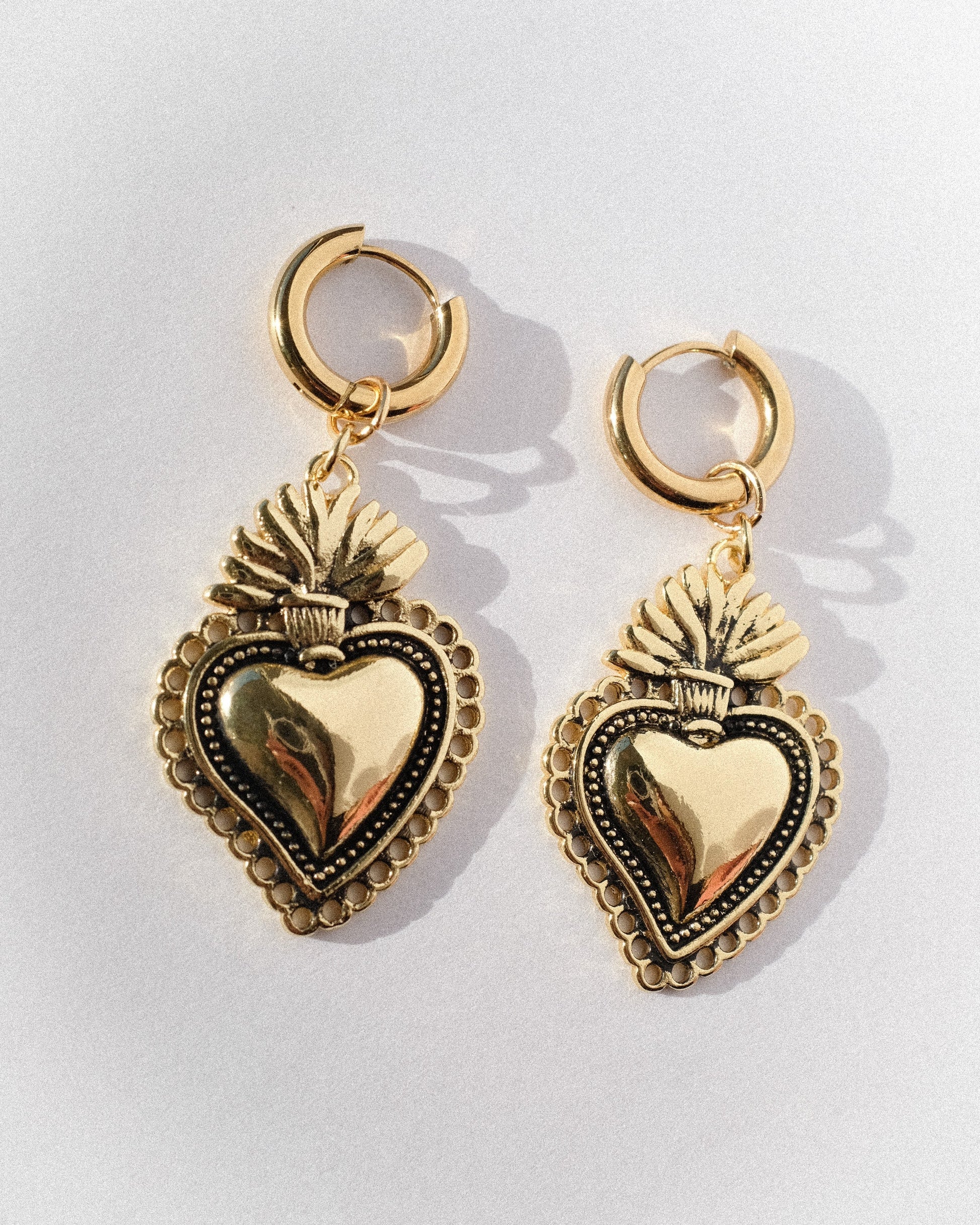 Sacred Heart Hoops in Gold - Einzigartige  von Doro Hoffmann. Jetzt online bestellen!