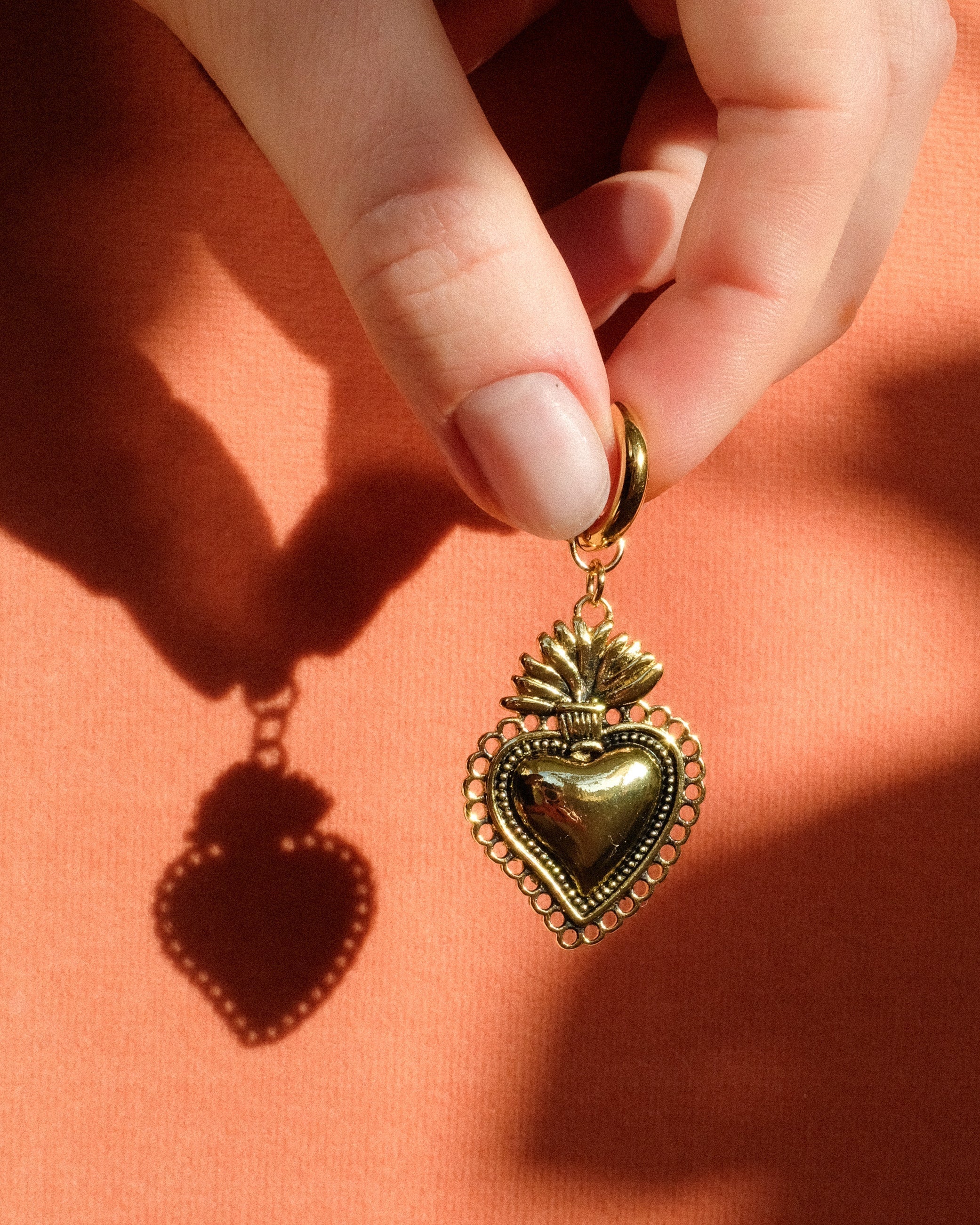 Sacred Heart Hoops in Gold - Einzigartige  von Doro Hoffmann. Jetzt online bestellen!