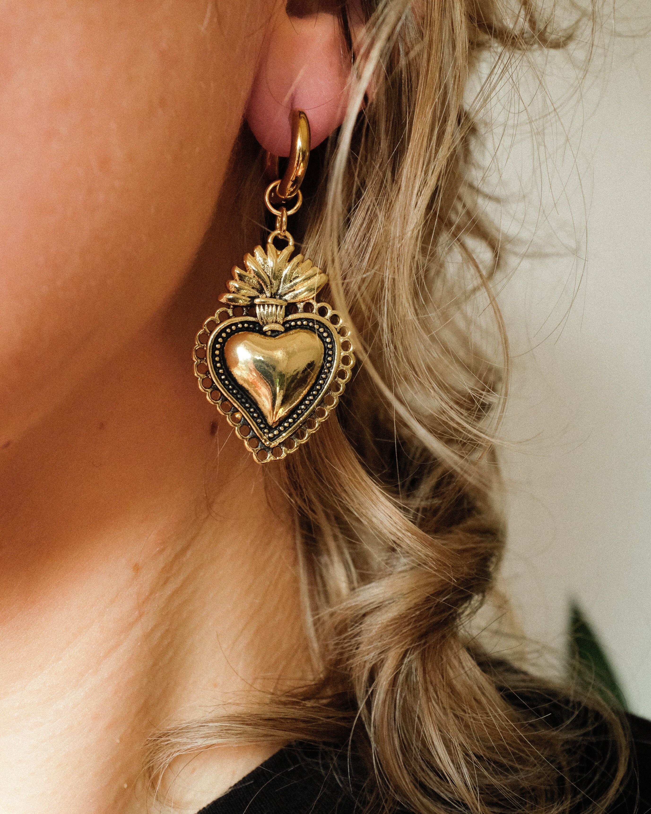 Sacred Heart Hoops in Gold - Einzigartige  von Doro Hoffmann. Jetzt online bestellen!