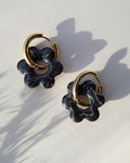 XL Flower Hoops - Marmor Schwarz - Einzigartige Ohrringe von Doro Hoffmann. Jetzt online bestellen!