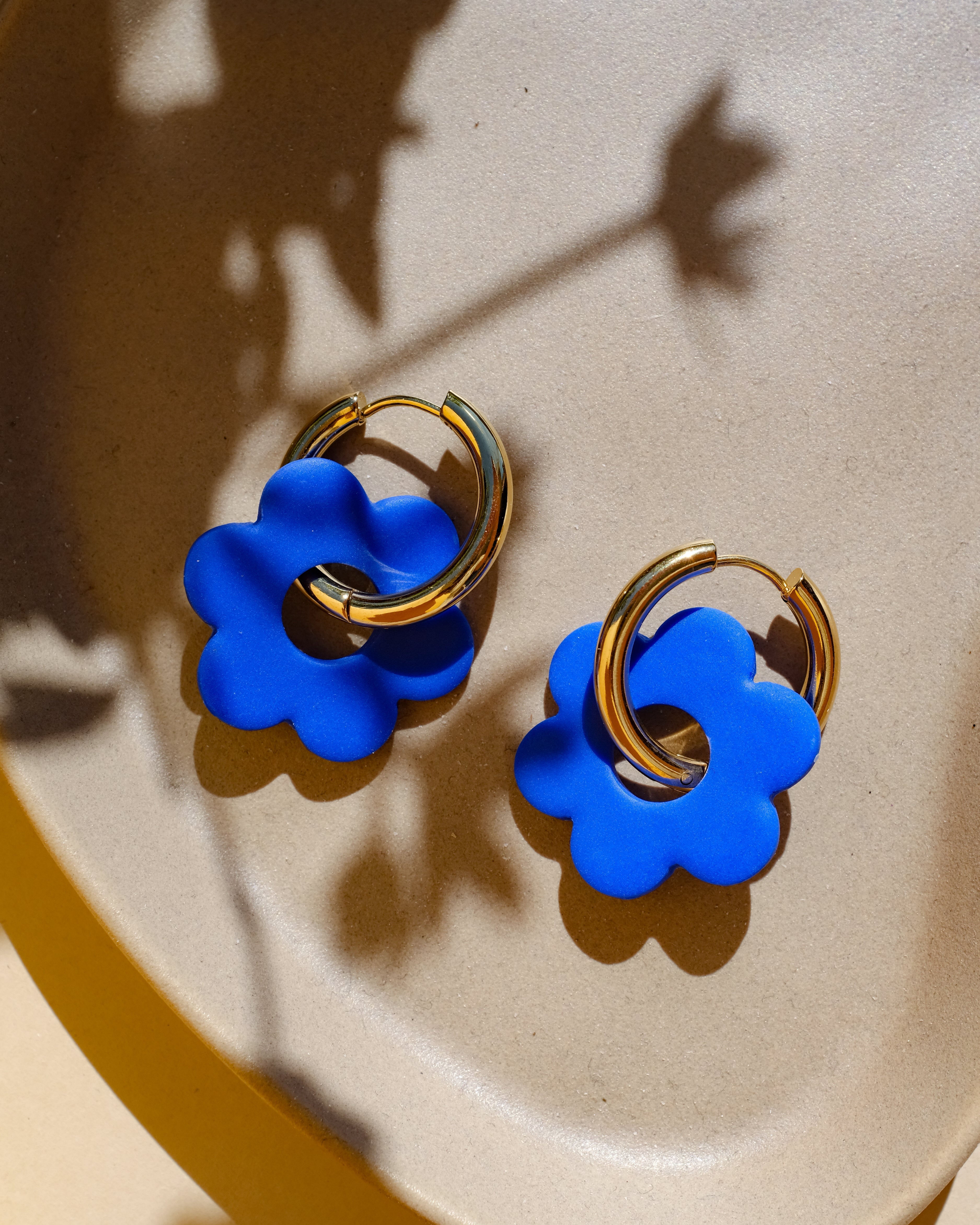 XL Flower Hoops - Cobalt - Einzigartige Ohrringe von Doro Hoffmann. Jetzt online bestellen!