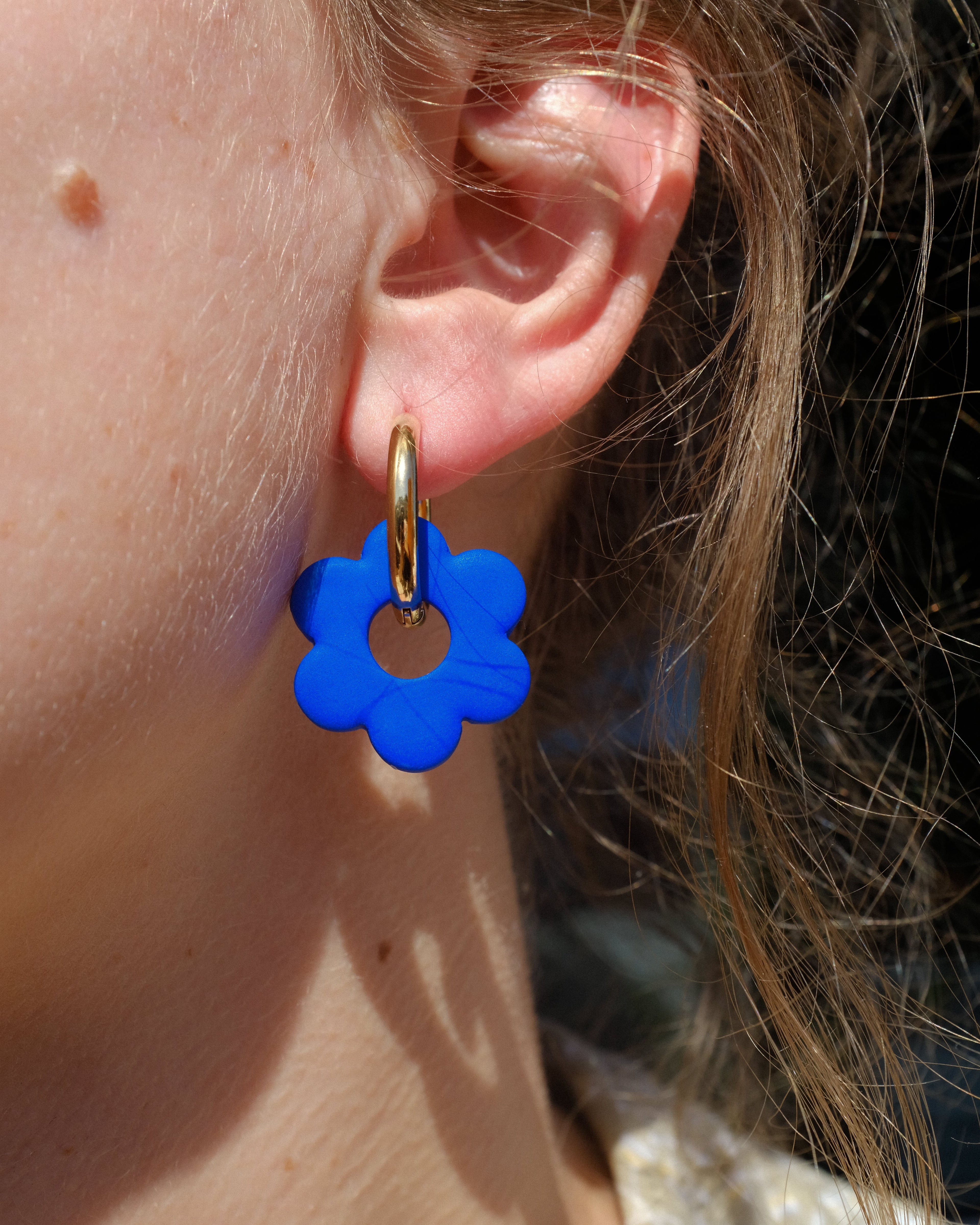 XL Flower Hoops - Cobalt - Einzigartige Ohrringe von Doro Hoffmann. Jetzt online bestellen!