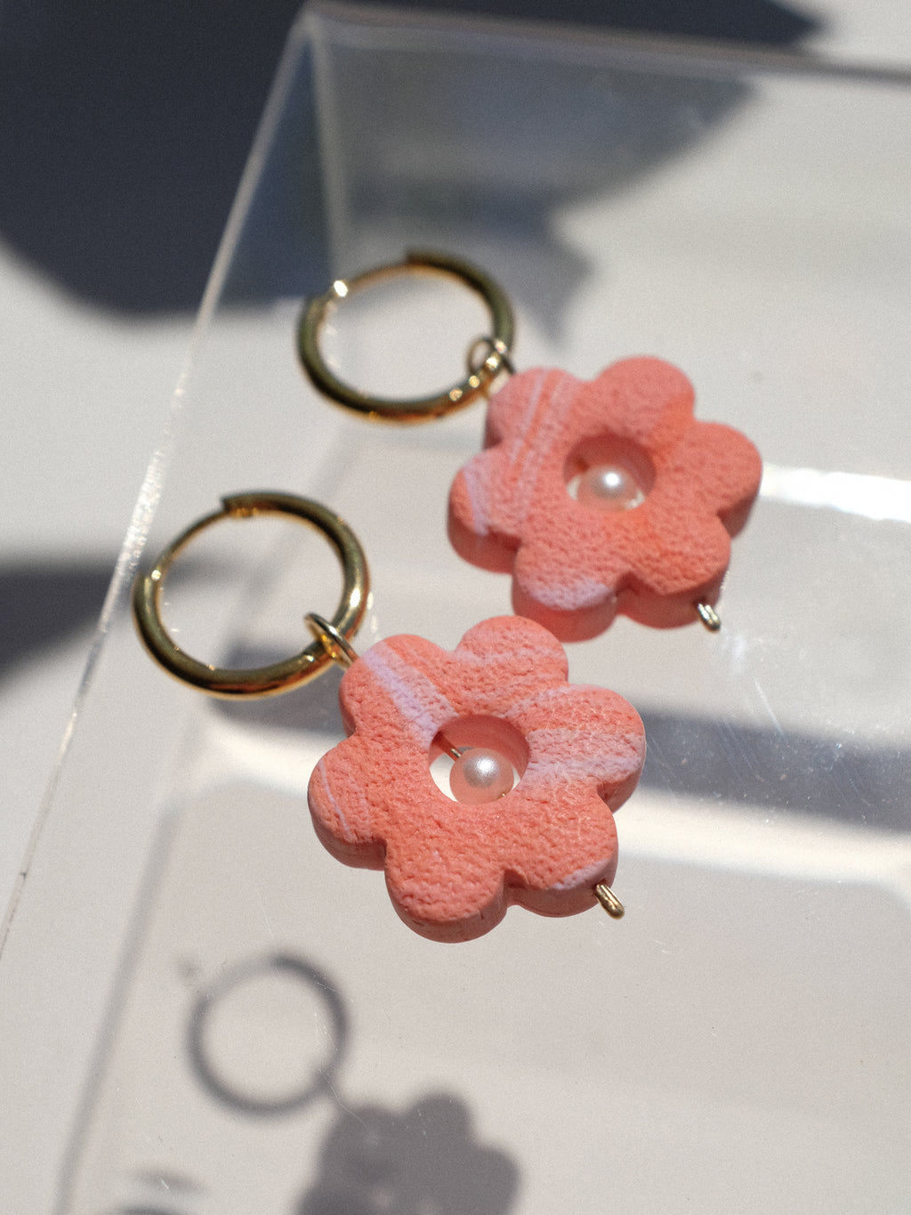 Creolen mit Blumen-Anhänger - Einzigartige Ohrringe von StudioSiroh. Jetzt online bestellen!